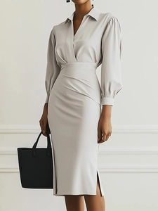 Detailansicht des hellgrauen Satin-Kleides mit V-Ausschnitt und eleganter Taillenfaltung