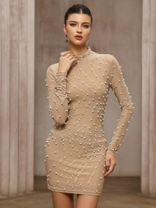 Robe moulante élégante à manches longues avec perles et strass sur maille beige