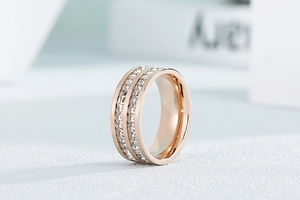 Makro-Detail des roségoldenen Titanrings mit zweireihig parallel quadratischen Diamanten