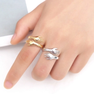 Anelli regolabili con mani che si abbracciano in argento e oro per coppie trendy