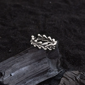 Gothic style silver thorn heart open ring with irregular bone design for women