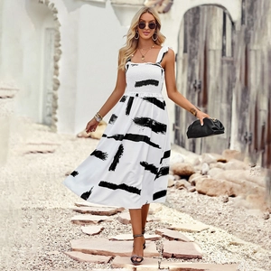 Elegante abito bianco senza spalline a righe nere con corpetto a punto smock per donna