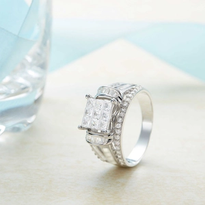 Bague de luxe en argent avec un pavé de diamants carrés et des pierres étincelantes