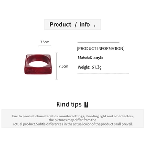 Detail specifications of red square acrylic bangle showing size 7.5cm and 61.3g weight