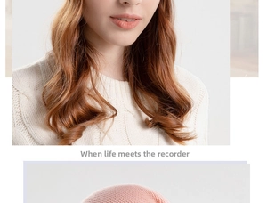 Detailopname van de roze gebreide muts en de crème kabelgebreide trui textuur