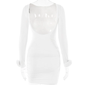 Détail de la robe moulante blanche avec fleurs 3D sur les manches et design dos nu chic