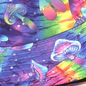 Détail d'un bob avec imprimé de champignons magiques, ciel étoilé et coutures renforcées