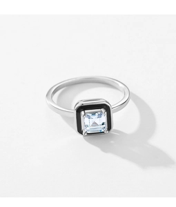 Gros plan d'une bague en argent S925 avec un cadre carré noir et un zircon étincelant