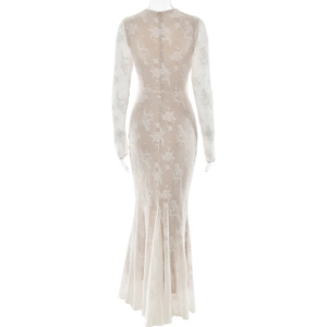 Vue arrière d'une robe longue en dentelle ajustée avec motifs floraux et zip caché
