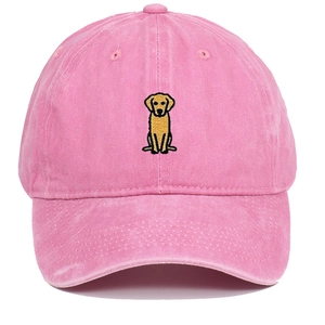 Détail de la broderie Golden Retriever sur une casquette en coton rose délavé