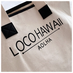 Detail der Segeltuchtasche mit LOCO HAWAII Aufdruck und verstärktem Griffpatch aus Leder