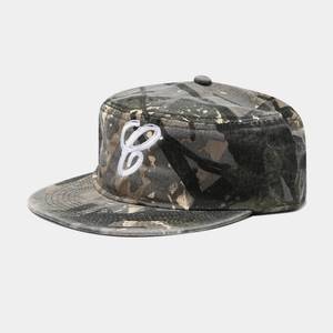 Détail de la casquette plate camouflage avec broderie blanche en relief de la lettre C