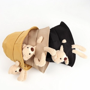 Detailansicht von Plüsch-Teddybären auf gelben, khaki und schwarzen Fischerhüten