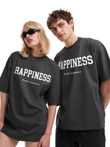 Paare in übergroßen anthrazitfarbenen Baumwoll-T-Shirts mit weißem Happiness-Aufdruck