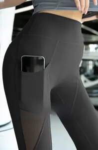 Détail du legging de yoga gris taille haute avec poche latérale pour téléphone