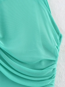 Detailaufnahme von petrolfarbenem Mesh-Gewebe mit feiner Plissee-Struktur und Textur