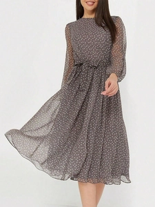 Détails de la robe longue marron à pois avec manches longues et ceinture à la taille