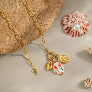 Détail du collier chaîne trombone dorée avec pendentif tulipe et breloques de mer