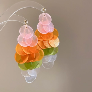 Orecchini a fiore colorati con petali in resina sfumata per vacanze al mare