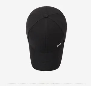 Vue de dessus d'une casquette de baseball noire en sergé avec détail métallique latéral