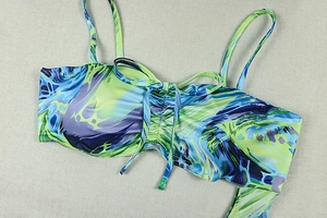 Détail du haut de bikini imprimé marbre avec bretelles réglables et cordon frontal