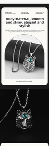 Détail macro du pendentif tête de loup argentée vintage avec œil vert et chaîne