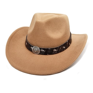 Détail d'un chapeau de cow-boy en feutre avec emblème Medusa argenté et ruban noir