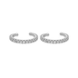 Dettaglio di ear cuff in argento con una fila di zirconi scintillanti su sfondo bianco