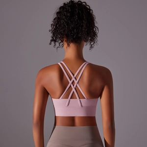 Dettaglio posteriore del reggiseno sportivo rosa con spalline sottili incrociate