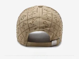 Détail vue arrière de casquette baseball kaki avec strass en grille et boucle métal