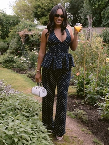 Combinaison licou élégante à pois avec pantalon large et taille péplum en noir et blanc