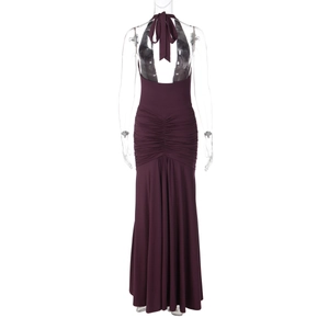 Détail d'une robe longue dos nu violette avec texture plissée élégante et licou
