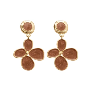 Boucles d'oreilles fleur dorées avec émail marron sur un fond blanc épuré