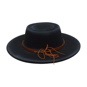 Détail d'un chapeau en feutre noir à bord large avec ruban en cuir marron et noeud