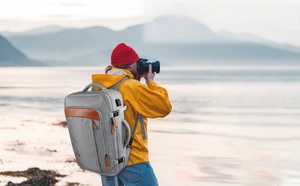 Outdoor-Reiserucksack Szene mit funktionalem USB-Ladeanschluss und stabilen Seitengriffen.
