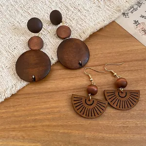 Boucles d'oreilles ethniques évidées en perles de bois au design bohème chic