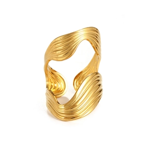 Bague ouverte irrégulière en or 18 carats avec motif à vagues et fini rayé