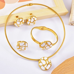 Parure de bijoux plaqués or avec breloques irrégulières noir et blanc, collier et bague