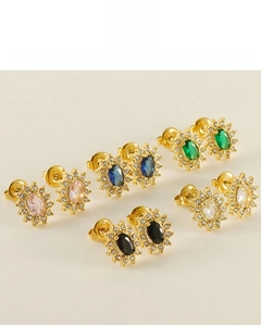 Détail de boucles d'oreilles ovales plaquées or 18 carats avec oxydes de zirconium
