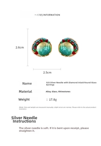 Vue détaillée des boucles d'oreilles vintage en verre et strass, de 2,6 cm sur 2,5 cm