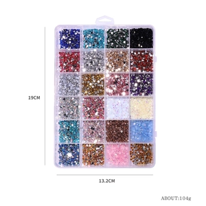 24 roosters van hars flatback nail art steentjes in een 19x13,2 cm transparante doos