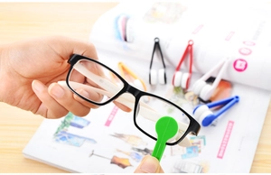 Detail of portable glasses cleaner clip with microfiber pads for multi-color set