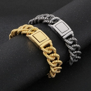Détail macro de bracelets en chaîne torsadée en or 18 carats et argent avec fermoir carré