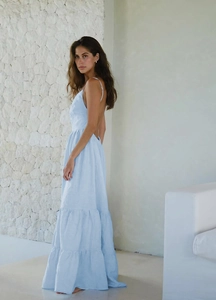 Détail de la robe maxi à volants bleu clair montrant la texture lin et le dos nu