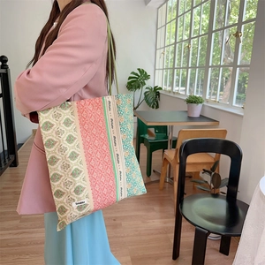 Gros plan sur le sac fourre-tout vintage en patchwork de fleurs avec détail de l'étiquette
