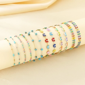 Juego de tobilleras bohemias de cuentas de colores con dijes de mariposa y espigas