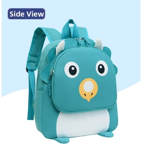 Vista lateral de una linda mochila de dinosaurio azul claro para niños pequeños.