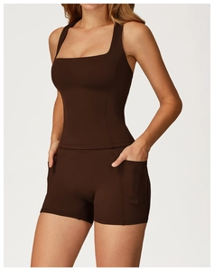 Dettaglio canotta yoga marrone cioccolato con scollo quadrato e pantaloncini con tasche