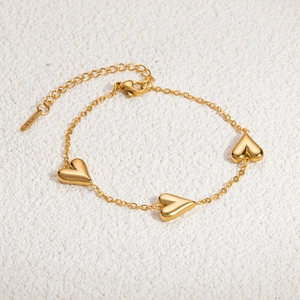 Detail of 18K gold plated heart bracelet with adjustable lobster clasp and metal tag