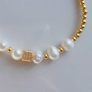 Elegant 18K gold plated pearl bracelet featuring a zircon-encrusted square charm